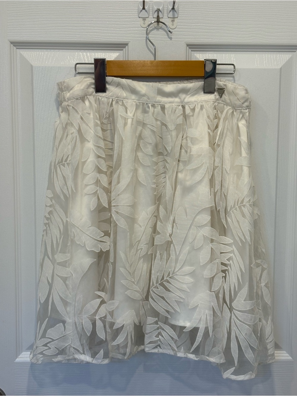 Guess White Leaf Embroidered A-Line Skirt size large #1056